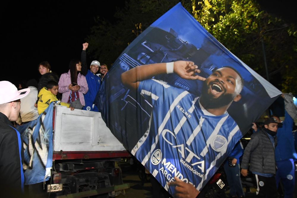 Los hinchas tombinos hicieron un banderazo por el club en los alrededores del Feliciano Gambarte en la previa del clásico con Independiente Rivadavia.