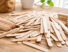 recicla los palitos de helados viejos y transformalos en esta idea creativa para decorar el jardin de tu casa