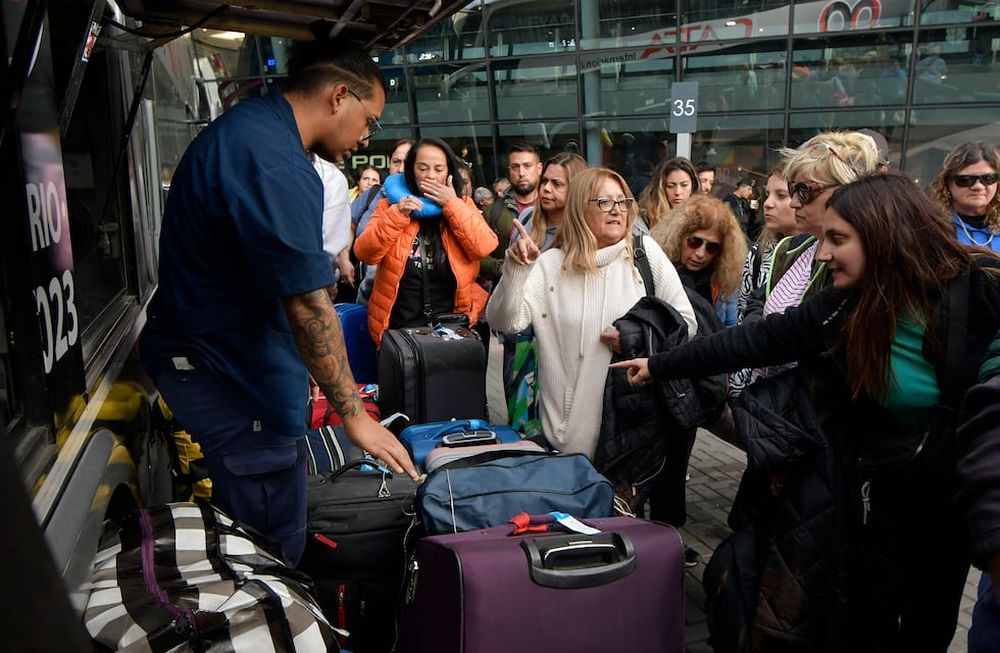La vuelta desde Chile en la terminal de Mendoza  - Foto: Orlando Pelichotti / Los Andes