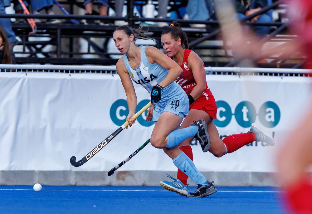 Sof&iacute;a Cair&oacute;, Tom&aacute;s Domene, Cristina Cosentino y Zoe D&iacute;az recibieron los premios de la Federaci&oacute;n Internacional de Hockey tras un a&ntilde;o hist&oacute;rico.