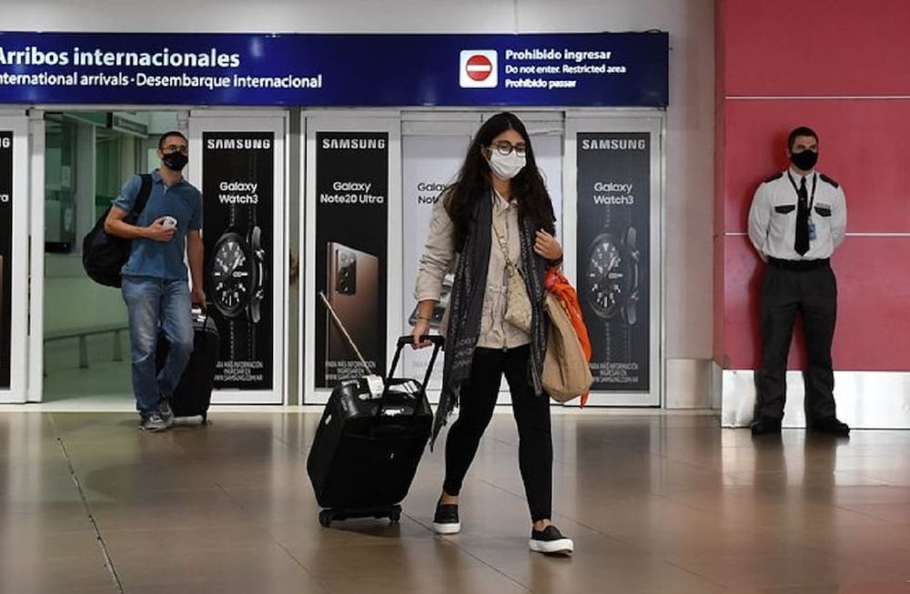 Pasajeros que llegaron a Ezeiza desde Reino Unido