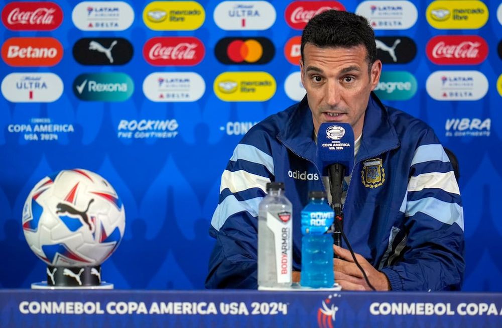 El técnico de Argentina Lionel Scaloni durante una rueda de prensa, el miércoles 3 de julio de 2024, con miras al partido contra Ecuador por los cuartos de final de la Copa América en Houston. (AP Foto/Julio Cortez)