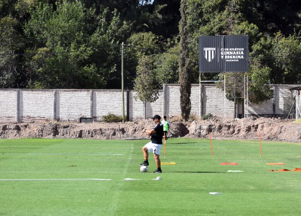 Broggi observa la práctica de sus dirigidos en el campo de juego del Víctor Legrotaglie, donde ha estado entrenando. Broggi observa la práctica de sus dirigidos en el campo de juego del Víctor Legrotaglie, donde ha estado entrenando.