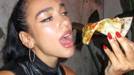 Dua Lipa disfruto de una pizza en Buenos Aires luego de su show. (Web).