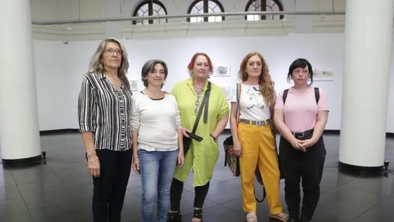 Bañeros, Mom, Labiano, Dragotta, Simón y Valdivieso (ausente) exponen sus piezas en la sala central. Foto: Prensa del Ministerio de Turismo y Cultura.