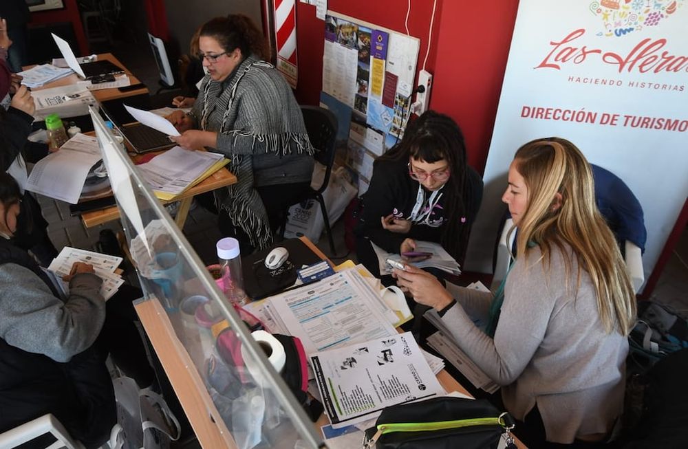 En el informador turístico de El Challao los censistas entregan la documentación de las encuestas a los jefes de radio. Foto: José Gutiérrez / Los Andes