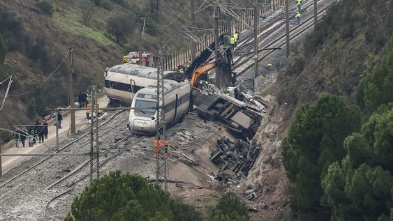 Sube a 45 la cifra de muertos por el accidente ferroviario en España y encuentran a los últimos desaparecidos.