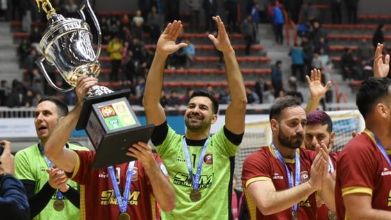 Mendoza, otra vez, en lo más alto del país. Campeón Argentino 2022. Los jugadores festejan junto a la gente en el Arena Aconcagua. / Foto: Mariana Villa ( Los Andes).