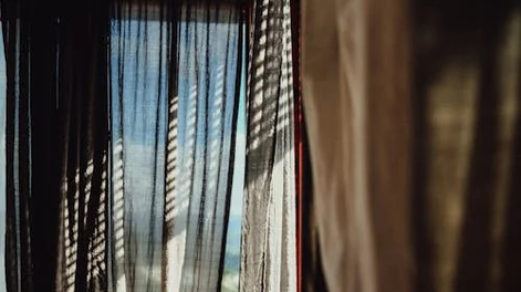 Sólo con 3 ingredientes: el truco de limpieza viral para dejar las cortinas de tu casa como nuevas
