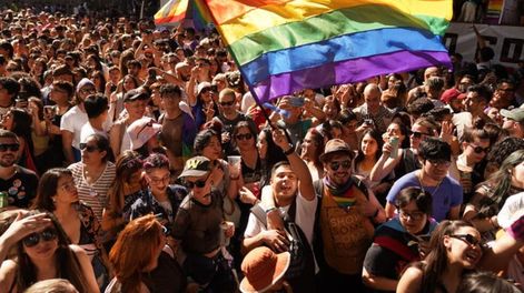 La deuda es con nosotres, era la consigna de la Marcha del Orgullo 2022. Foto: Gentileza Clarín