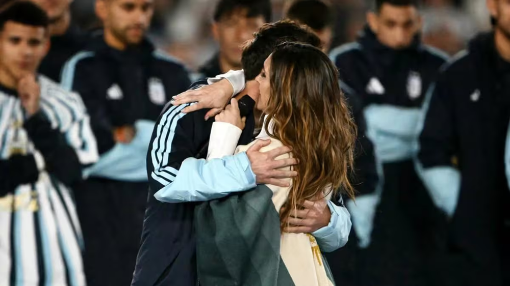 Soledad Pastorutti abraza a Lionel Messi en la despedida de la Selección Argentina
