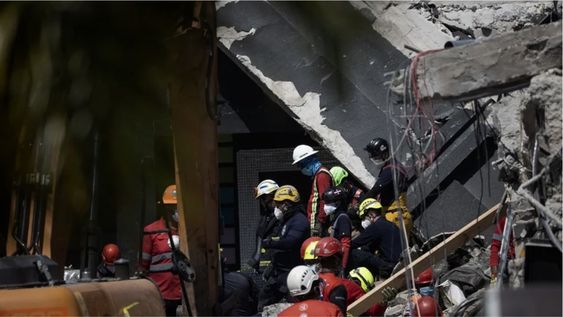 Fotografía de los equipos de rescate trabajando en la búsqueda de víctimas al interior de la discoteca Jet Set, en Santo Domingo (República Dominicana).&nbsp;