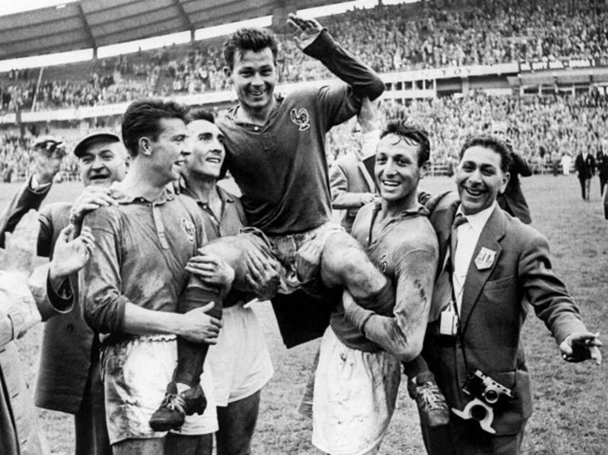 La historia del francés que hizo 13 goles en un Mundial con botines prestados