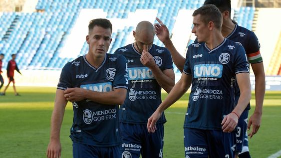 Independiente Rivadavia recibirá a Estudiantes de San Luis en el estadio Juan Gilberto Funes de la provincia de San Luis. / Orlando Pelichotti (Los Andes).