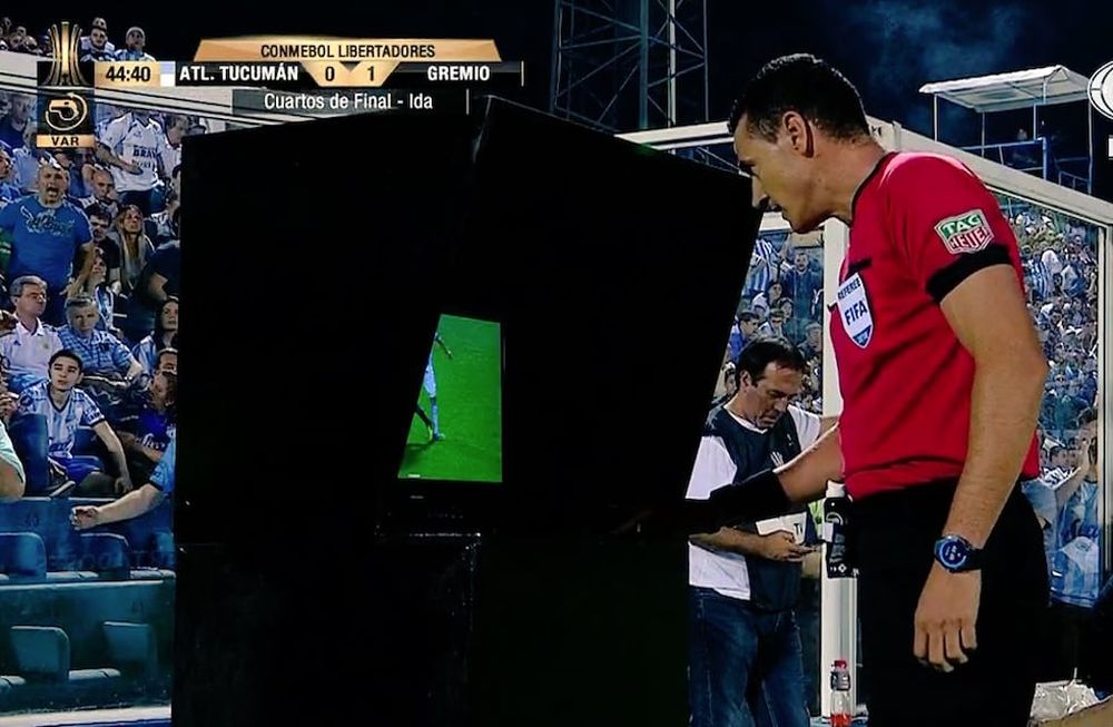 El VAR entró en acción y Atlético Tucumán se quedó con un jugador menos