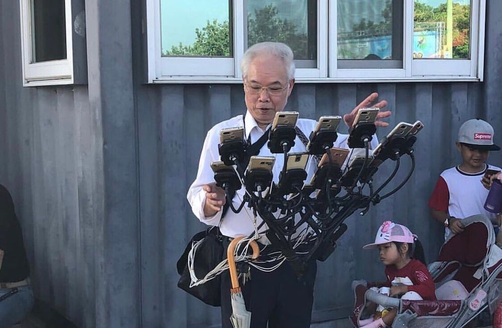 Tiene 70 años y juega Pokemón Go en 12 teléfonos a la vez