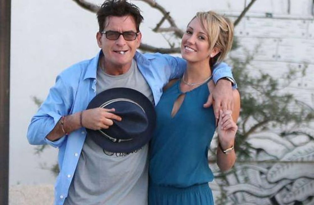 Charlie Sheen dejó a su novia a días de su casamiento