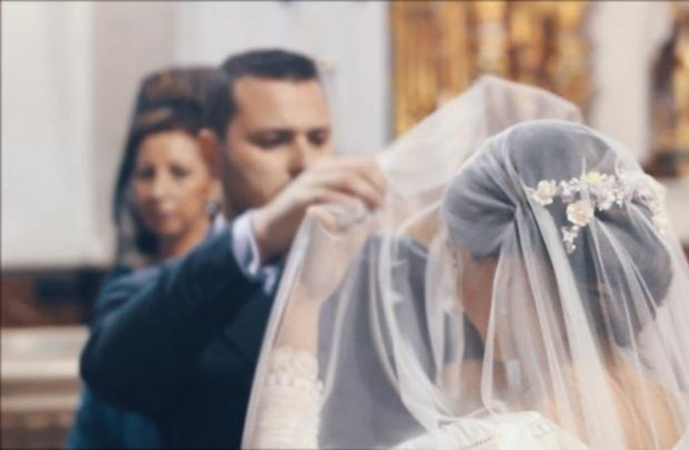 Cada vez que ESH pedía dinero, siempre lo conseguía, aseguraron medios locales sobre la relación que el estafador inició con un joven identificado como AK. Foto: Tribun Timur / YOUTUBE