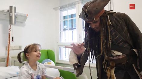 Johnny Depp, vestido de Jack Sparrow, visitó a pacientes del Hospital Niño Jesús, España.