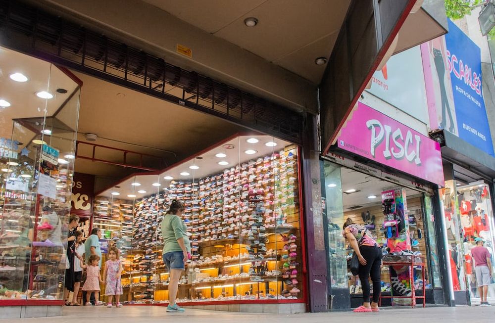 Los empleados de comercio cobrarán en marzo más de $180 mil y el aumento anual se acercó al 100%, superando la inlfación. - Foto: Mariana Villa / Los Andes