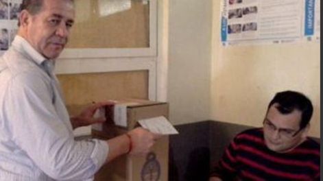 Está acusado de privación ilegitia de la libertad, abuso sexual gravemente ultrajante, abuso sexual con acceso carnal agravado por la convivencia de una menor de 18 años y coacción.