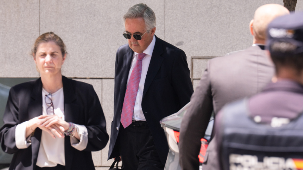 El juez José Luis Calama abandona la Audiencia Nacional tras casi tres horas de declaración como investigado del expresidente del Gobierno José Luis Rodríguez Zapatero en el caso Plus Ultra, en la que ha negado de plano haber ejercido ninguna influencia en favor de la aerolínea.