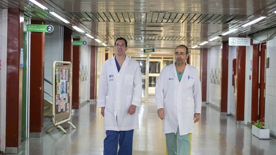 Médicos del hospital Notti realizaron por primera vez en Mendoza una cirugía de columna para colocar barras magnéticas. De izquierda a derecha, los cirujanos responsables del procedimiento; Dr. Alejandro Morales Ciancio y Dr. José Castro.
