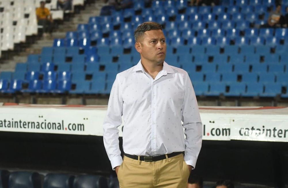 El Traductor. Diego Flores, DT del Tomba, parece estar rindiendo examen todos los partidos. / José Gutiérrez / Los Andes.