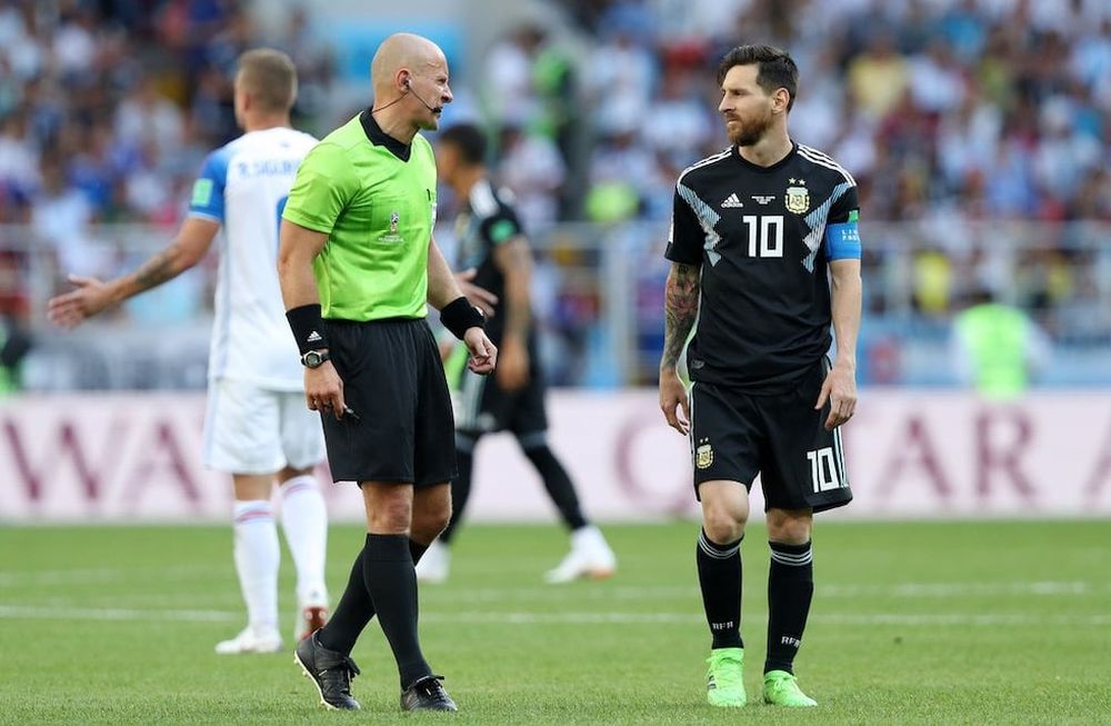 El polaco Czymon Marciniak serña el árbitro del partido entre la Selección Argentina y Australia.