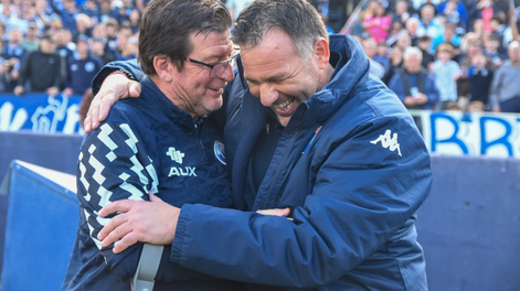 Amigos son los amigos. El abrazo y el reencuentro del entrenador de la Lepra, Alfredo Berti y el actual técnico del Matador, Diego Dabove.