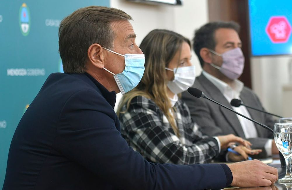 El  Gobernador Rodolfo Suárez  junto a María Marta Ontanilla, presidente del Instituto Provincial de la Vivienda, anunciaron créditos para construcción de viviendas. Foto: Orlando Pelichotti / Los Andes