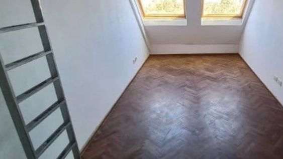 En medio de la difícil búsqueda de vivienda a precios razonables, una usuaria de Twitter ha compartido un anuncio que ha dejado boquiabiertos a muchos.