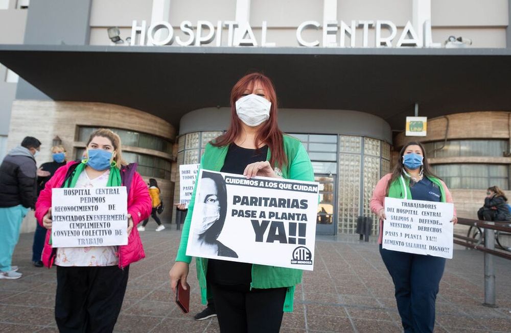 Profesionales se manifestarán todos los martes, de 10.45 a 11, en las explanadas de los hospitales. Usarán crespones negros “para expresar que la salud está de luto”. / Ignacio Blanco