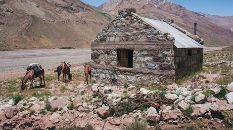 Refugio junto al río Plomo.