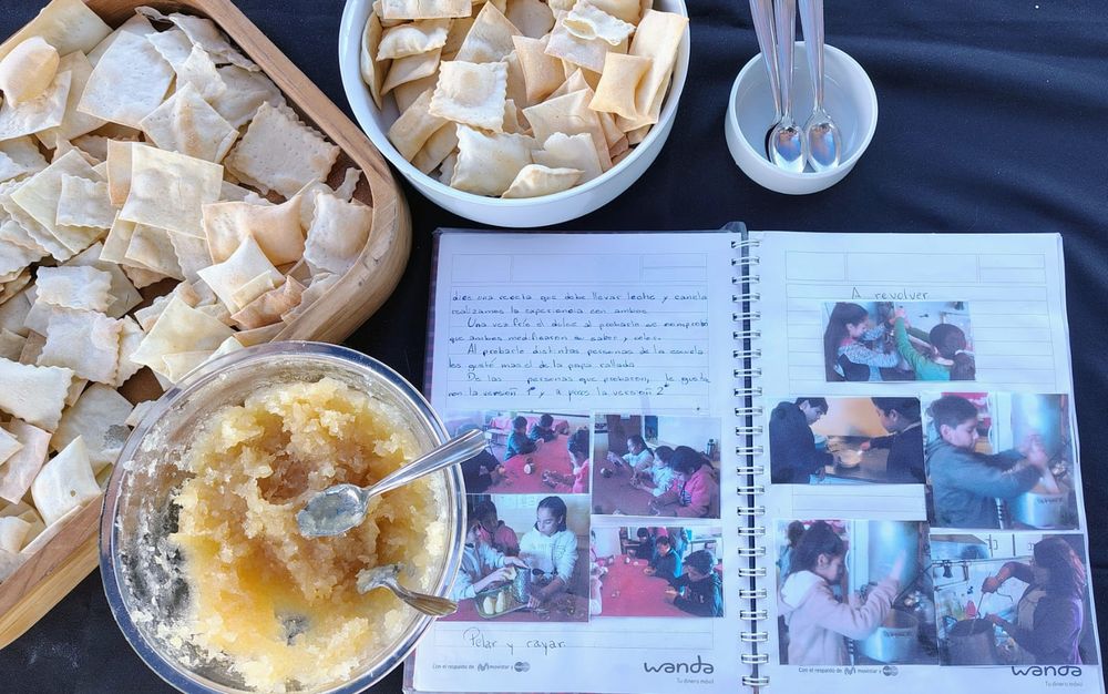 Recetario de los niños y niñas de la escuela Ricardo Palma. Proceso de producción del dulce de papa: desde el pelado y rallado hasta la cocción y la prueba del dulce.