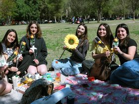 Mucho color y concentración de jóvenes en el Parque San Martín.&nbsp;