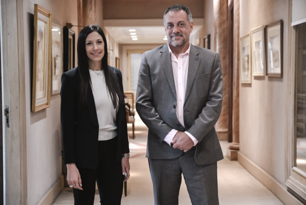 Sabrina Salvi, directora de Relaciones Institucionales y Comunicaci&oacute;n, y Santiago P&eacute;rez Araujo, director de la Bolsa de Comercio de Mendoza. Foto: Ramiro Gomez
