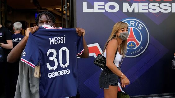 Todos los fanáticos del PSG quieren la camiseta de Messi. Largas colas para adquirirla. / AP Todos los fanáticos del PSG quieren la camiseta de Messi. Largas colas para adquirirla. / AP
