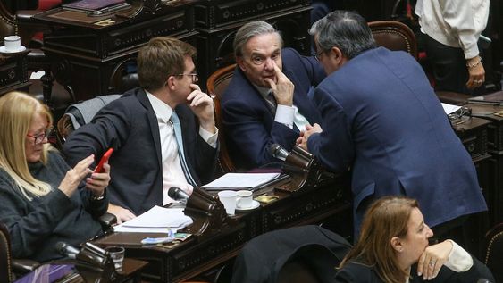 Los diputados Miguel Ángel Pichetto, Germán Martínez y Nicolás Massot durante la sesión especial para considerar los expedientes sobre sistema Integrado de Jubilaciones y Pensiones. Foto: Mariano Sánchez / NA