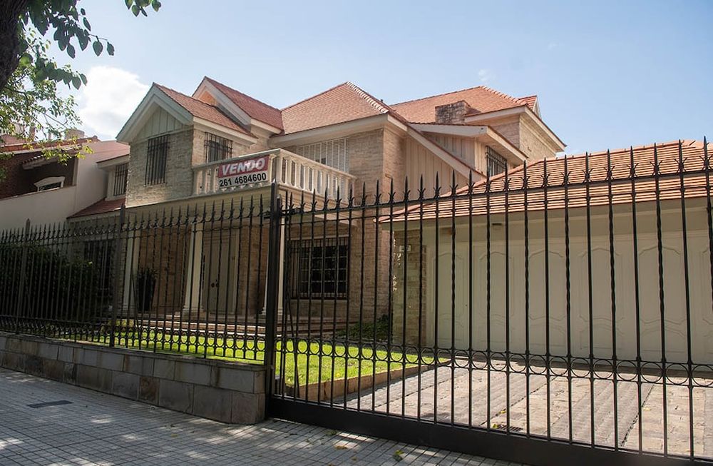 Una de las mansiones mendocinas en venta. En este caso, la propiedad está ubicada en la tradicional calle Emilio Civit. Foto; Ignacio Blanco