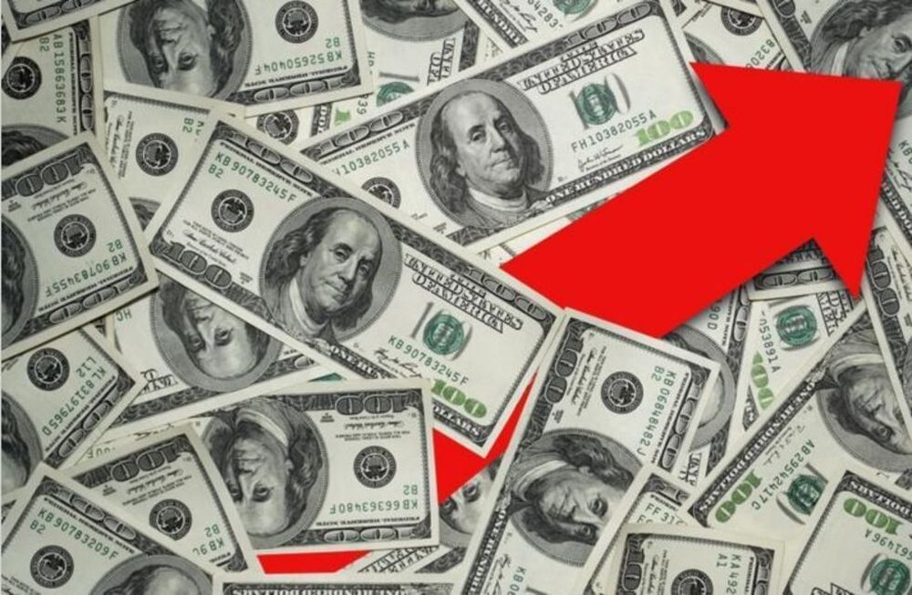 Suba del oficial y caída del liqui llevaron a la brecha cerca del 10%