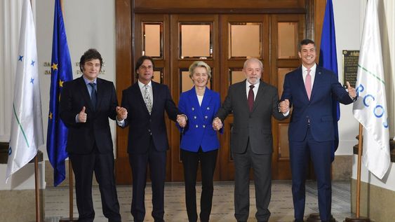 Cumbre Mercosur: los presidentes de Argentina, Javier Milei; de Uruguay, Luis Lacalle Pou; la presidenta de la Comisión Europea, Ursula von der Leyen; y los presidentes de Brasil, Luiz Inácio Lula da Silva, y de Paraguay, Santiago Peña, posan en Montevideo (EFE)