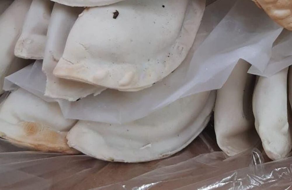 Chicos de primaria en La Plata reciben comida congelada y en mal estado, pero no tienen cocina para calentarlas. Gentileza El Día