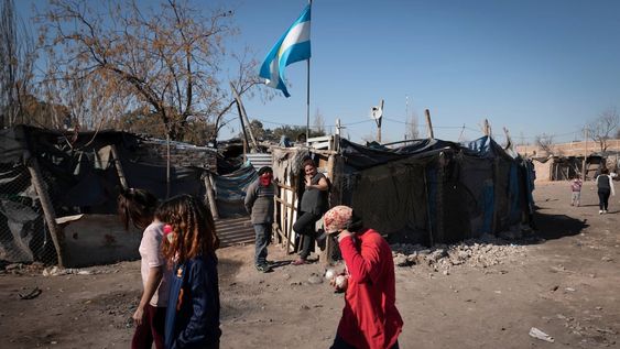 Cifras. Si no hubiera Tarjeta Alimentar, IFE y AUH, la pobreza alcanzaría al 53,1% y la indigencia escalaría al 27,9%. Foto: Ignacio Blanco / Los Andes.