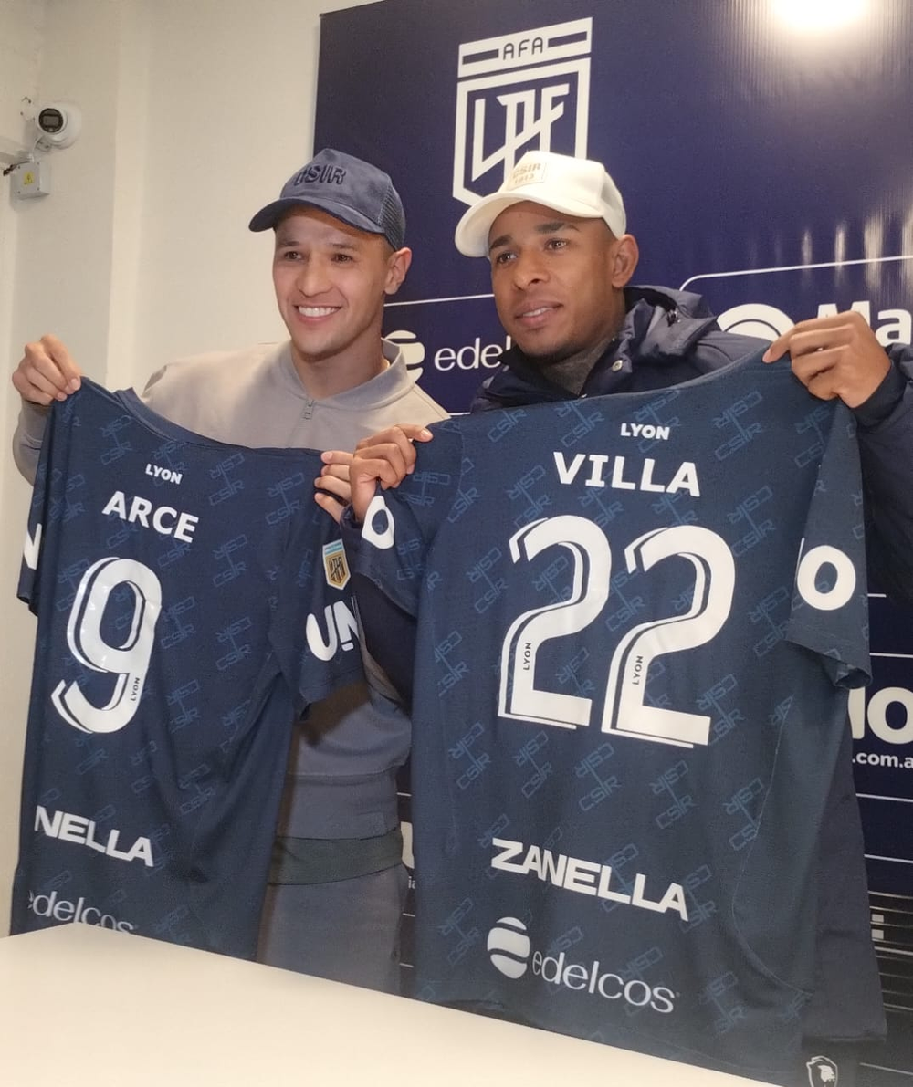 Gol kralı Alex Arce, Azul kaptanı Sebastián Villa ile sunum sırasında.