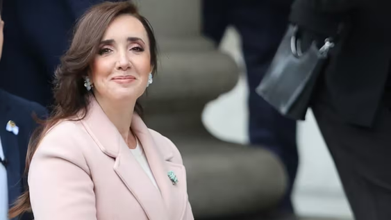 La vicepresidenta llegó a la Cuarta Brigada Aérea y fue recibida por el área de Protocolo del Gobierno provincial.