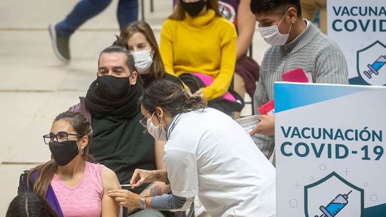 Se piensa en que quienes ya tuvieron Covid-19 y desarrollaron anticuerpos puedan atenuar la diseminación del virus. Foto: Ignacio Blanco / Los Andes