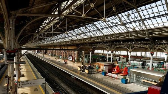 Una estación de trenes vacía durante una de las huelgas del 2022 en Reino Unido. Este 2023 comenzó desde el primer día con nuevas jornadas de paralización total o parcial de servicios críticos.