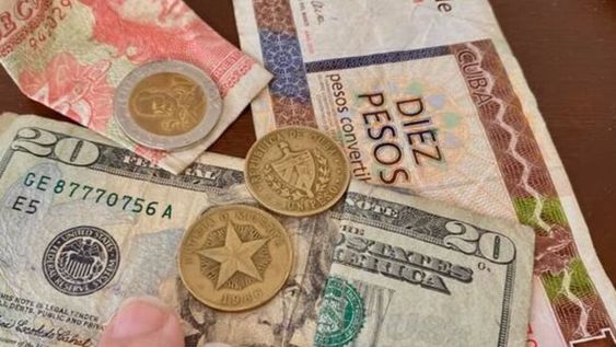 En Cuba circulan dos monedas: el CUP o peso cubano, y el CUC o moneda convertible, cuyo valor es 25 veces más alta que el CUP, y equivalente al dólar estadounidense.