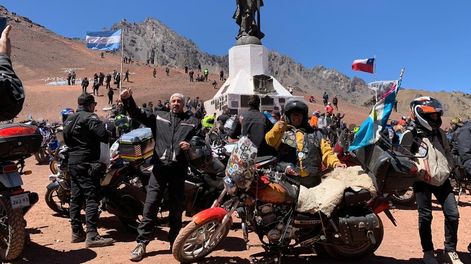 El encuentro culmina con la llegada de los mototuristas al monumento Cristo Redentor